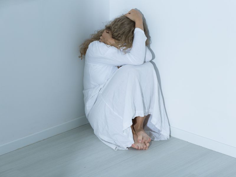 Những người mắc chứng này thường có xu hướng tránh xa các hoạt động xã hội và giao tiếp với người khác, điều này ảnh hưởng tiêu cực đến cuộc sống hàng ngày và mối quan hệ xã hội