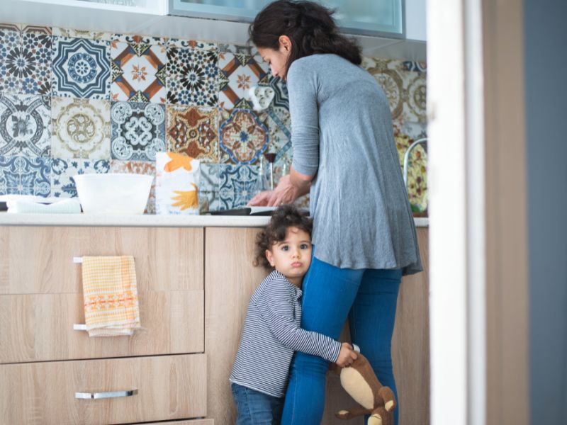 Ba mẹ nên tạo điều kiện cho con tiếp xúc với những tình huống mới, thách thức và khó khăn để con có thể học cách đối mặt và vượt qua sự nhút nhát