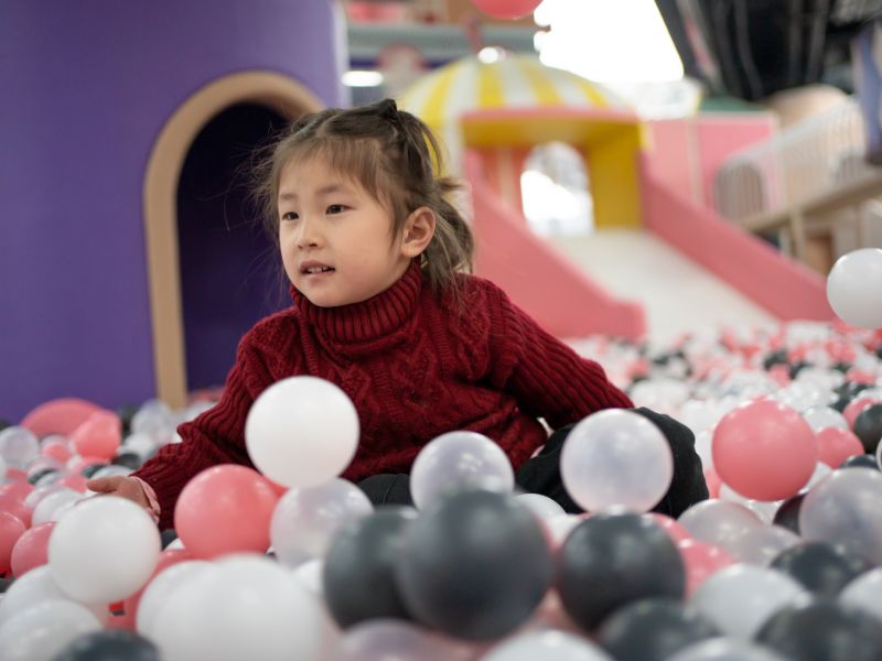 Tính tự lập có thể được rèn luyện dần dần bắt đầu từ việc trẻ em tự chơi một mình