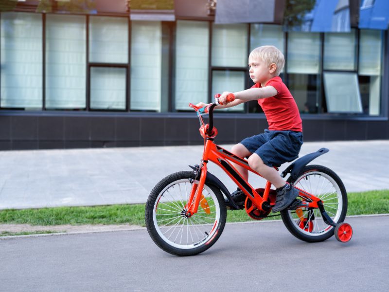 Tự đạp xe đạp một mình cũng là một cách giúp trẻ phát huy khả năng vận động