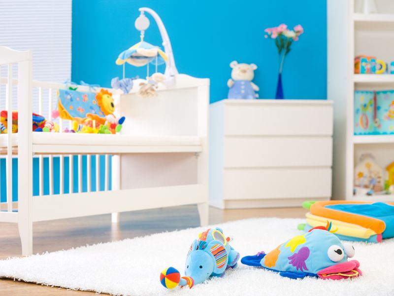 Một không gian thích hợp để trẻ tự chơi cần sạch sẽ, thoáng mát và thuận tiện để ba mẹ có thể theo dõi