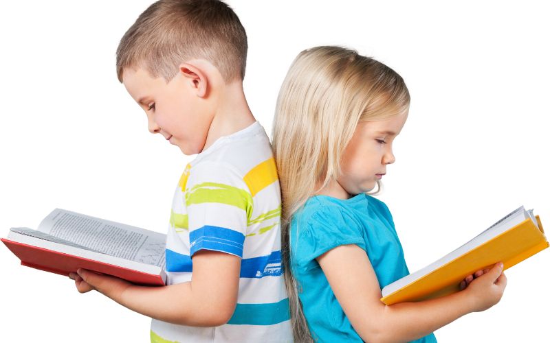 Tư duy phản biện giúp bé tổng hợp và đánh giá những thông tin, tình huống một cách khách quan thông qua việc quan sát, giao tiếp