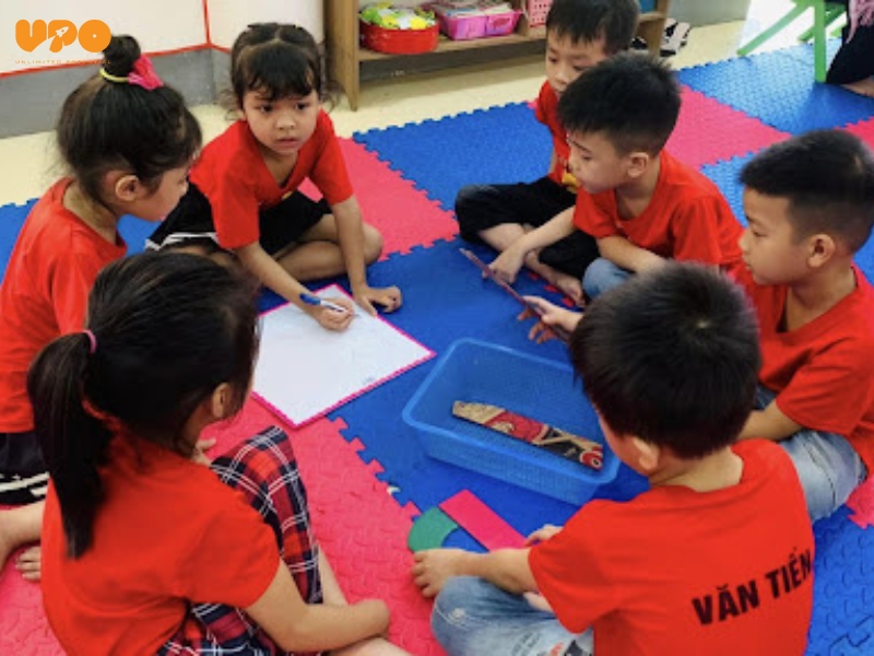 Khi tham gia vào các cuộc thảo luận nhóm, trẻ phải lắng nghe quan điểm của người khác