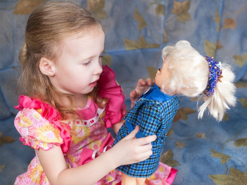 Bé chăm sóc cho búp bê tận tình giống như người em thật