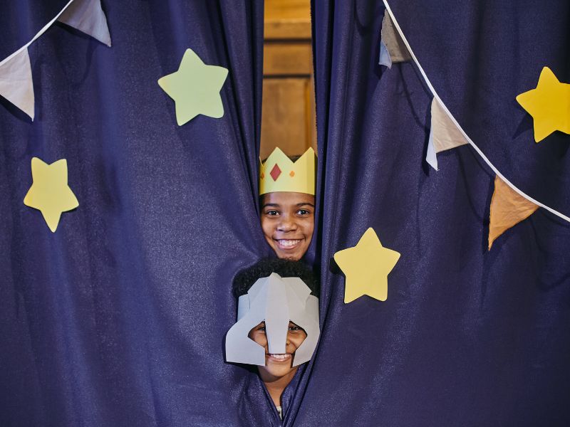 Việc phân vai đóng kịch giúp các bé linh hoạt hơn, hiểu rõ về nhân vật và câu chuyện mà mình đang diễn tả