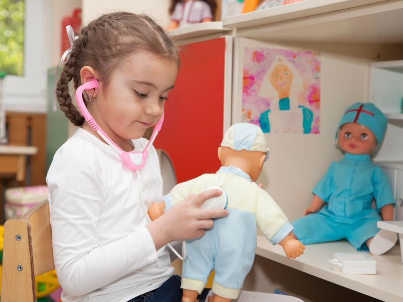 Trẻ đóng vai làm một bác sĩ, khám cho các “bệnh nhân” đặc biệt của mình