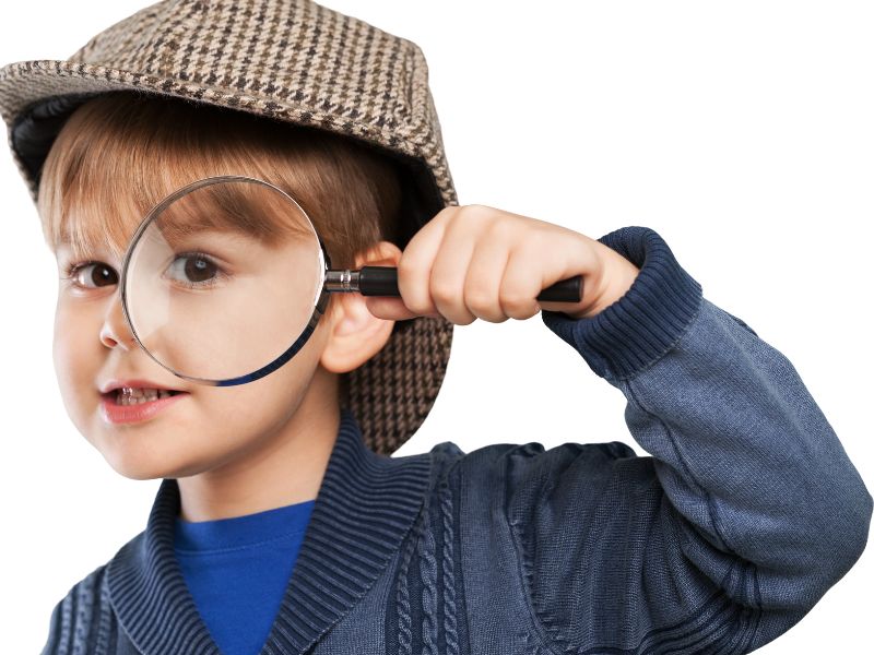 Các bé có sự tò mò và thích khám phá, phù hợp với trò chơi thám tử