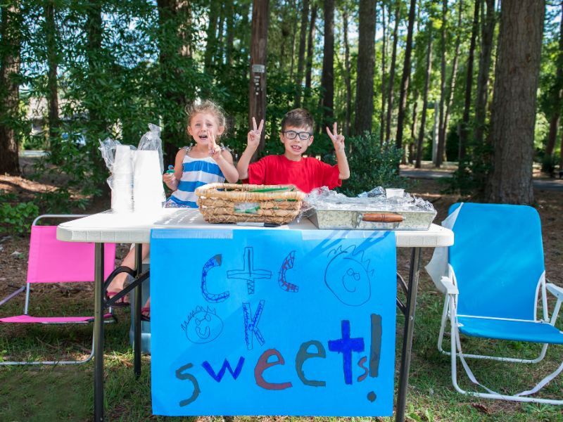 Mỗi trẻ đóng vai một người bán hàng trong thành phố do mình tạo nên