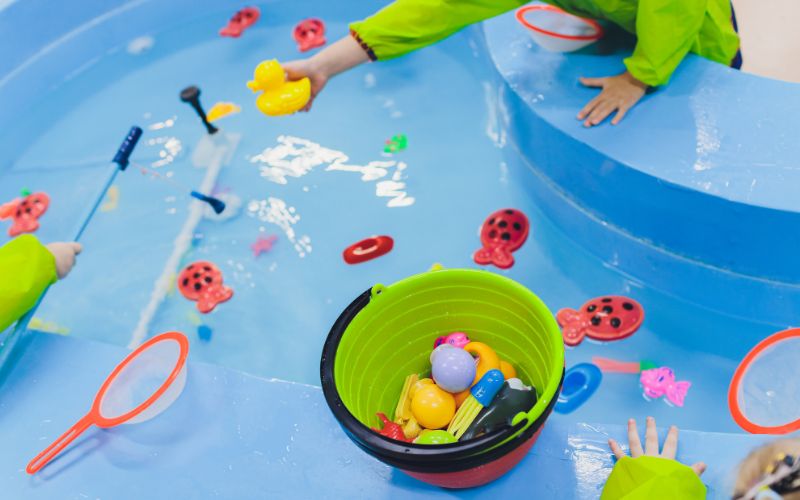 Bé dùng cần câu hoặc dụng cụ chuyên dụng để “câu cảm xúc”