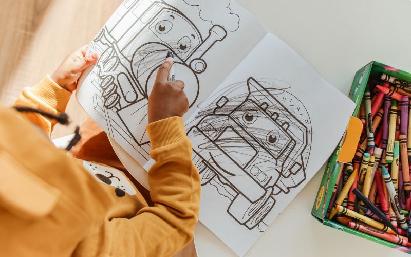 Bé tô màu dựa vào sự trùng lặp của cảm xúc