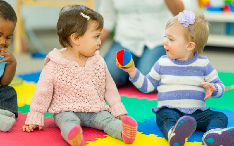 Trò chơi lăn bóng tạo cơ hội cho các bé làm quen với nhiều bạn bè hơn