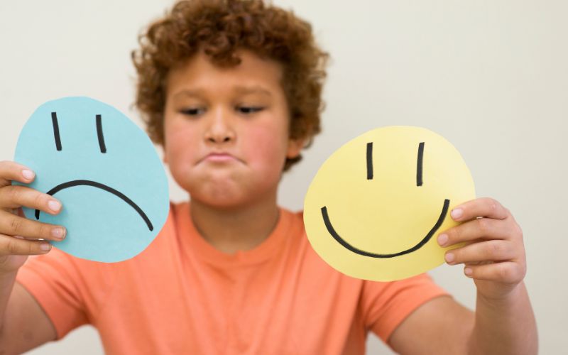 Vẽ cảm xúc lên đĩa giấy hoặc mặt giấy