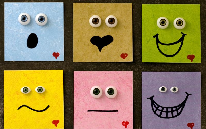 Dùng sticker tạo thành biểu đồ cảm xúc để theo dõi cảm nhận của bé trong ngày