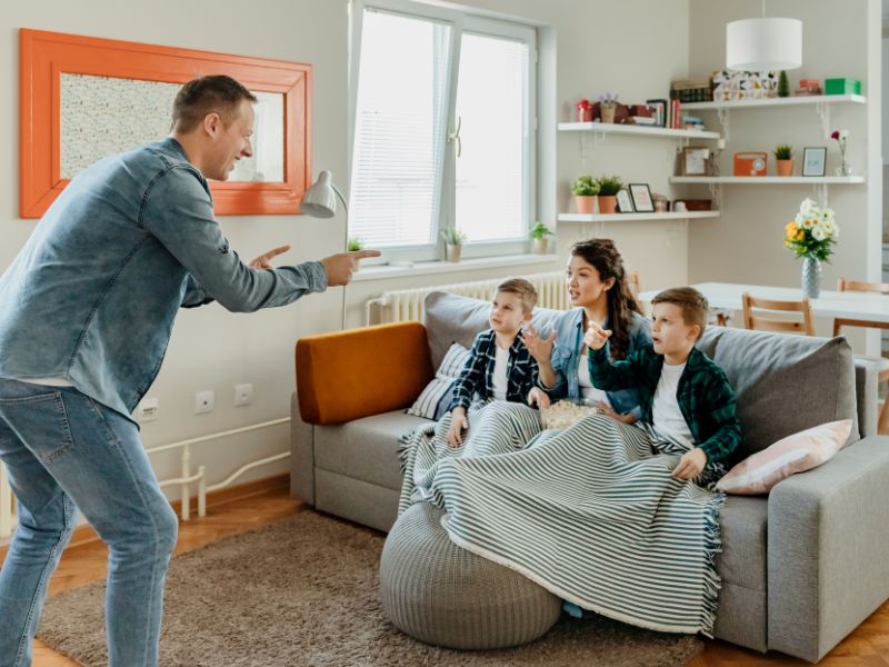 TOP 10 trò chơi giúp trẻ tự tin thể hiện tài năng và cá tính 4 Trò chơi Đuổi hình bắt chữ sử dụng để giúp trẻ phát triển kỹ năng ngôn ngữ, trí tuệ và tư duy logic