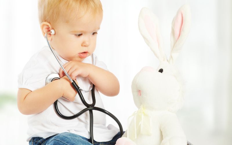 Bé nhập vai làm bác sĩ 