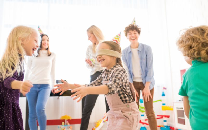 Thông qua trò chơi bịt mắt bắt dê trẻ có thể rèn luyện được cách lắng nghe, tư duy và phản xạ nhanh chóng