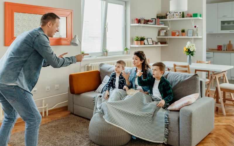 Bố mẹ có thể đưa cho con những manh mối về đồ vật, chữ đó để con đoán đó là gì