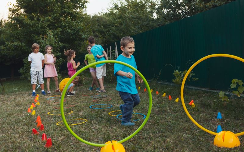 Trò chơi Tam Sao Thất Bản không những kịch tính vui nhộn nhưng cũng mang lại nhiều kỹ năng cho bé như kỹ năng giao tiếp, suy luận và lắng nghe
