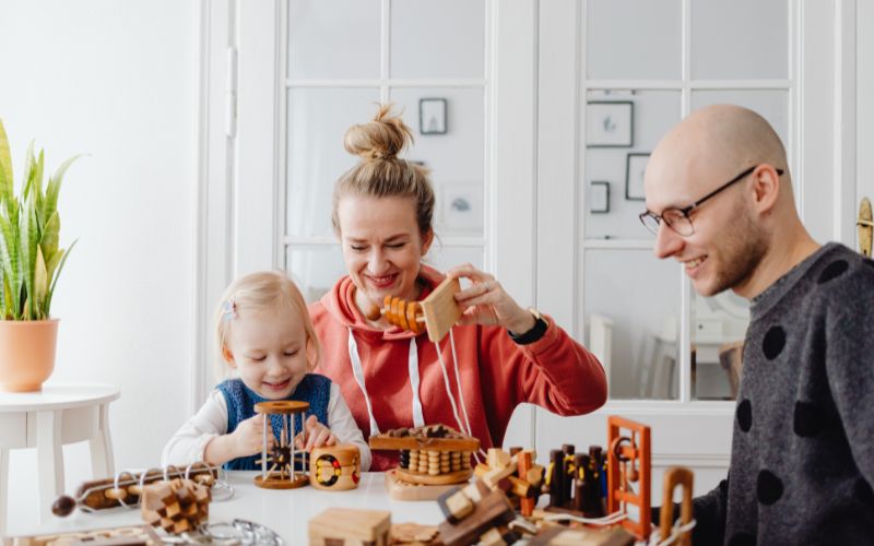 Bố mẹ hướng dẫn con giao tiếp bằng ngôn ngữ thông qua trò chơi