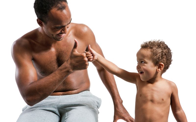 Bố dạy bé khi giơ ngón tay cái có nghĩa là đang khen đối phương làm tốt 