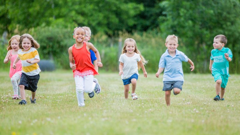 Bé cần chơi những trò chơi nào để phát triển kỹ năng giao tiếp?