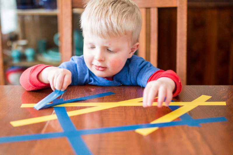 Phát triển nhận thức cho trẻ mầm non thông qua chơi trò chơi gỡ băng keo nhận phần thưởng&nbsp;