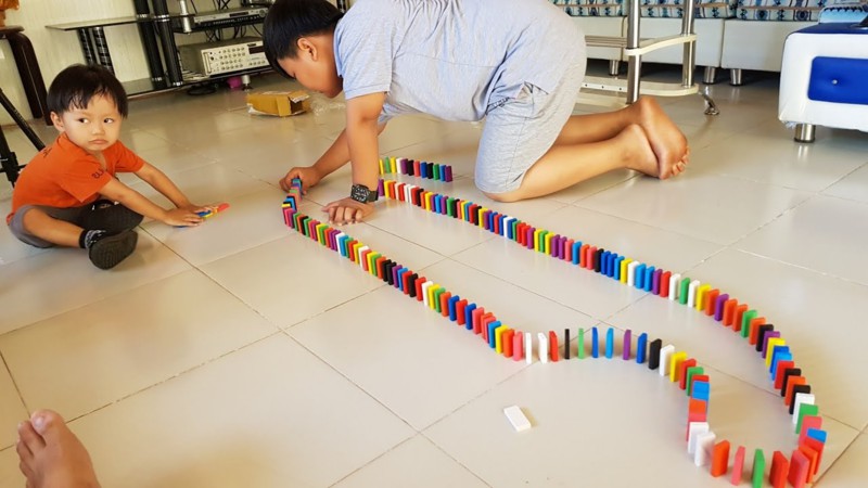 Trò chơi xếp Domino không chỉ giúp trẻ phát triển khả năng xếp hình, sáng tạo và tư duy không gian, mà còn tăng cường tập trung và kiên nhẫn.