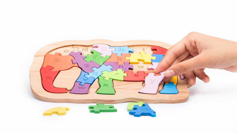 Việc chơi ghép hình Puzzle mà không sử dụng hình mẫu sẽ thách thức trí thông minh và tư duy trực quan của bé hơn.