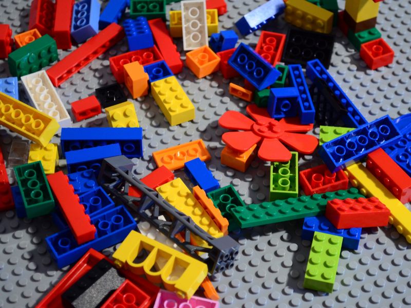 Đồ chơi LEGO giúp bé khám phá và học hỏi thông qua trải nghiệm thực tế.