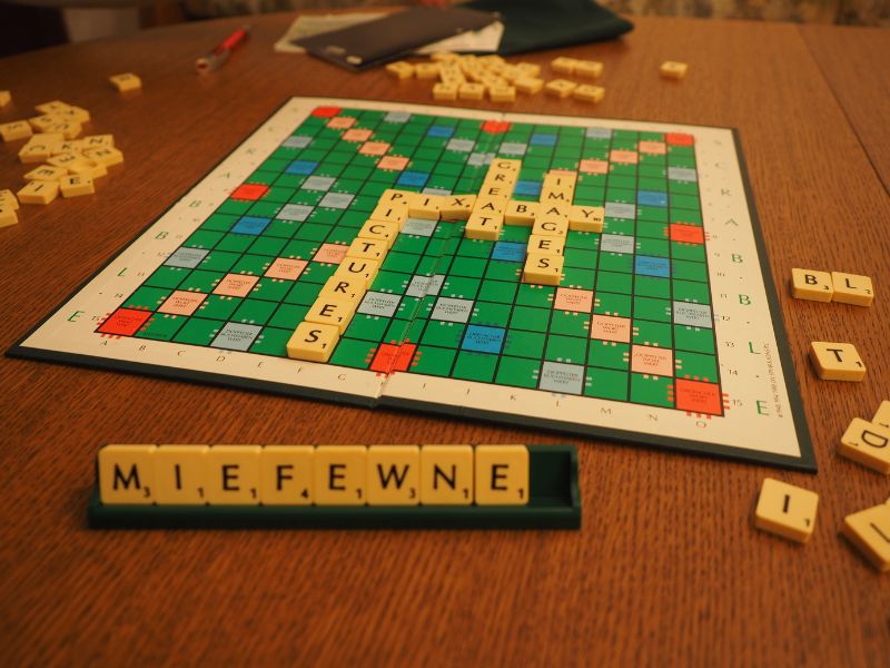 Trò chơi Scrabble vừa rèn luyện được tư duy sáng tạo, xây dựng vốn từ vựng tiếng anh, lỗi chính tả, phản ứng nhanh mà còn giúp trẻ rèn luyện tính kiên nhẫn một cách hiệu quả