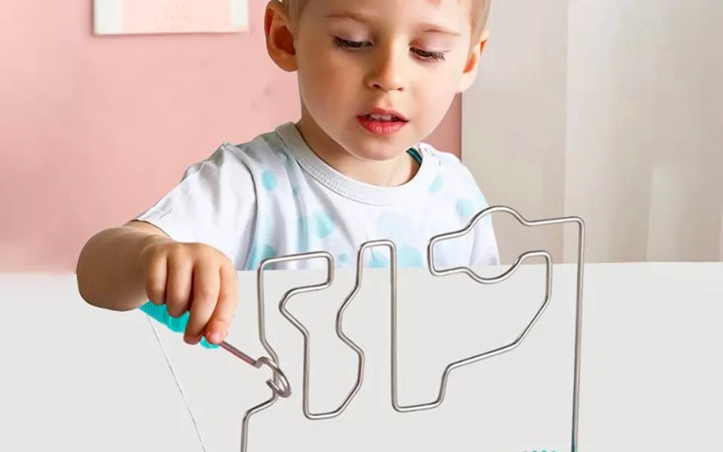 Trò chơi luồn dây đòi hỏi người chơi phải thật khéo léo, nhẹ nhàng di chuyển và kiên nhẫn để thực hiện