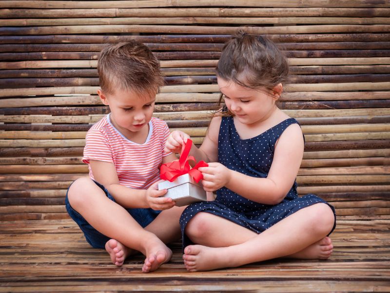 Sau khi bé mở được bưu kiện thì thử thách được hoàn thành vận chuyển bưu kiện, bố mẹ có thể lấy bưu kiện làm phần thưởng cho bé