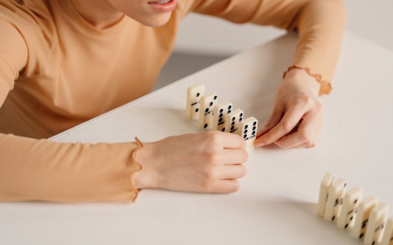Cảm giác làm đổ các quân cờ Domino rất thú vị nhưng trước đó bé cần kiên trì để sếp thành công những quân cờ này