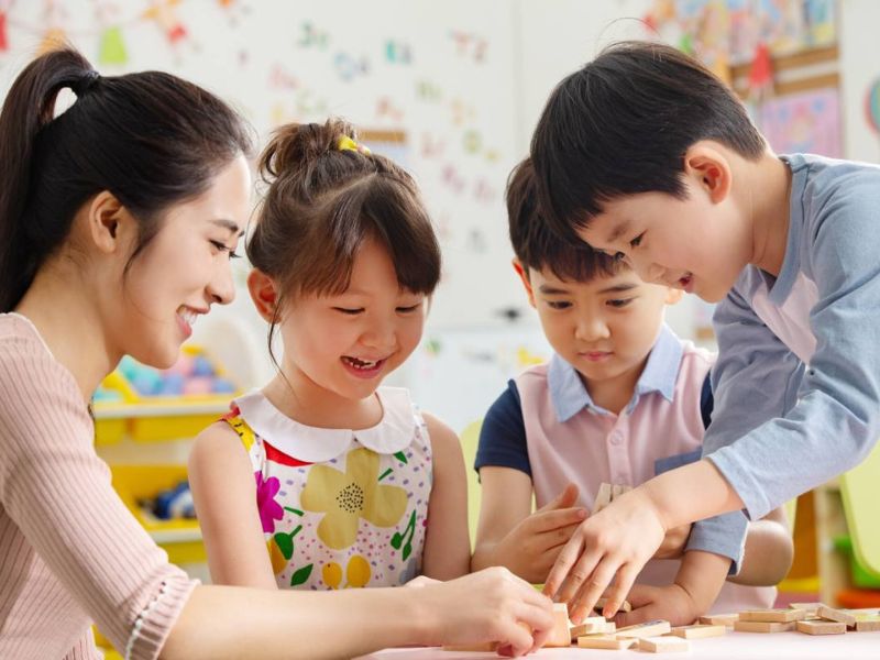 Giúp con đặt mình vào vị trí của người khác.