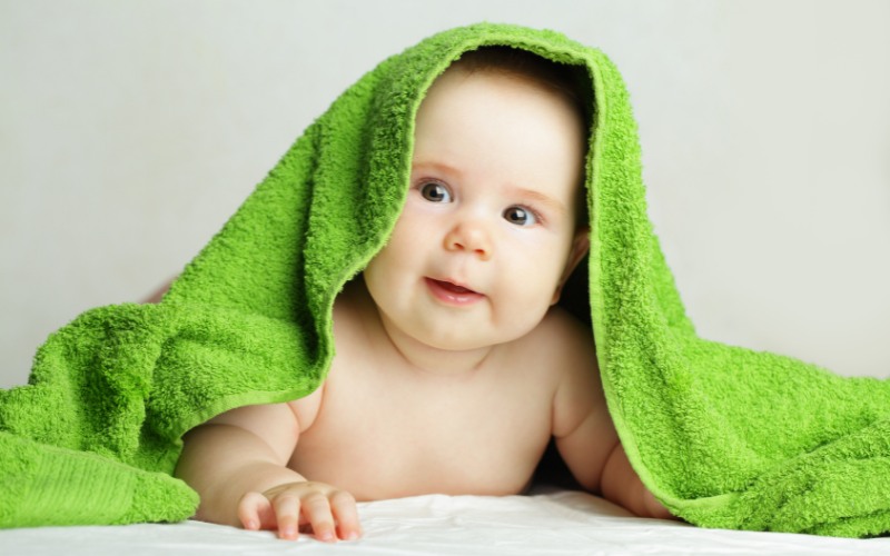 Đặc điểm tư duy trẻ mầm non từ 6 đến 9 tháng tuổi gắn liền với các khả năng vận động như ngồi dậy, lăn, vươn người ra...