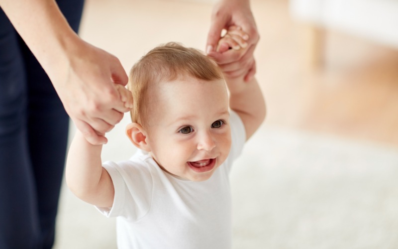 Giai đoạn trẻ 1 tuổi là giai đoạn bé đang dần tập đi, di chuyển và tìm hiểu mọi thứ xung quanh bằng cách kéo để đừng, bám để đi