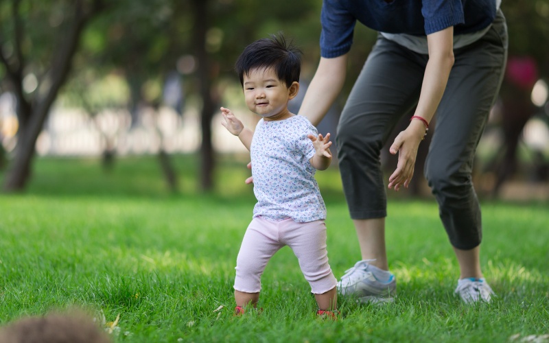 2 tuổi là độ tuổi mà bé đã có thể đi và chạy tốt, vì vậy sẽ rất năng động và trở nên độc lập hơn với các hoạt động hằng ngày