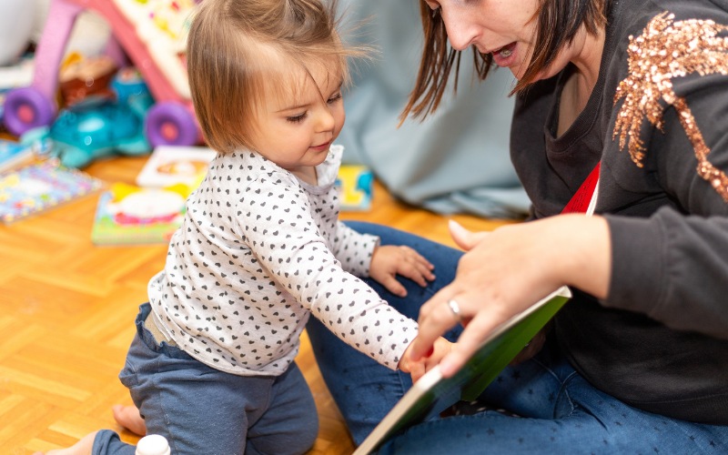 4 tuổi là độ tuổi mà bé bắt đầu có thể làm quen với các hoạt động sáng tạo, tư duy như đọc sách