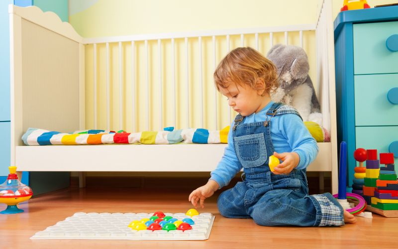 Tư duy trực quan hình tượng của trẻ mẫu giáo có vai trò gì? 2 Khi bé chơi các đồ chơi lắp ráp, đầu tiên trẻ sẽ ghi nhớ hình ảnh của mẫu lắp ráp đó và xem người khác tháo lắp đúng cách