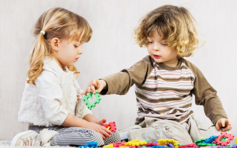 Tư duy trực quan hình tượng của trẻ mẫu giáo có vai trò gì? 4 Xếp hình là một trong các trò chơi rèn luyện tư duy trực quan hình tượng của trẻ mẫu giáo cực kỳ hiệu quả