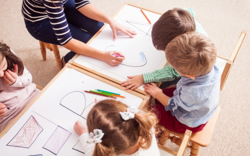 Tư duy trực quan hình tượng của trẻ mẫu giáo có vai trò gì? 5 Khi trẻ ghi nhớ những hình ảnh cơ bản, hãy yêu cầu trẻ tái hiện lại nó thông qua hình vẽ và màu sắc