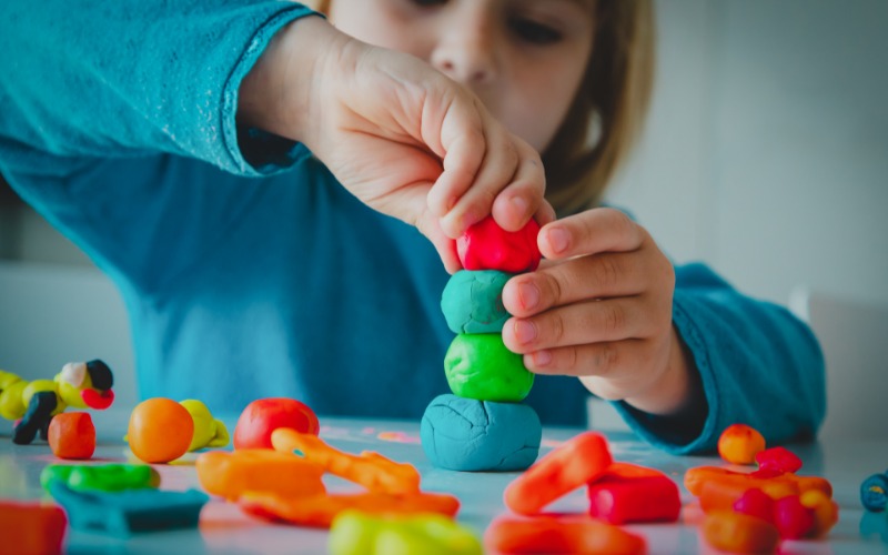 Tư duy trực quan hình tượng của trẻ mẫu giáo có vai trò gì? 8 Trẻ có thể tái hiện lại hình ảnh con vật thành những hình thù bằng đất nặn thông qua các hình ảnh được ghi nhớ