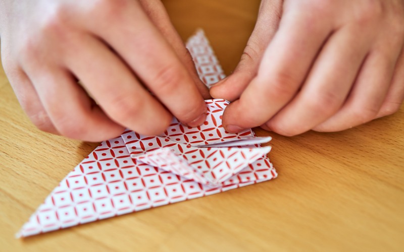 Tư duy trực quan hình tượng của trẻ mẫu giáo có vai trò gì? 9 Từ những tờ giấy thô sơ hình chữ nhật hoặc hình vuông, bằng các kỹ thuật và tính sáng tạo để tạo nên những hình thù độc đáo và đẹp mắt