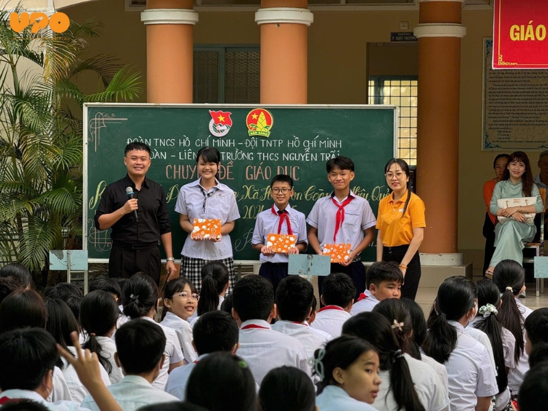 Buổi chia sẻ đã nhận được sự hưởng ứng nhiệt tình từ phía học sinh và thầy cô nhà trường