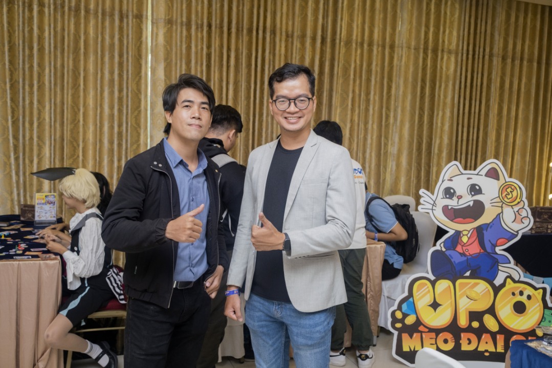 Anh Lê Đặng Minh Nhật (áo vest trắng), Nhà sáng lập công ty đào tạo kỹ năng sống UPO và anh Nguyên Trường tại sự kiện Hanabi Nha Trang.