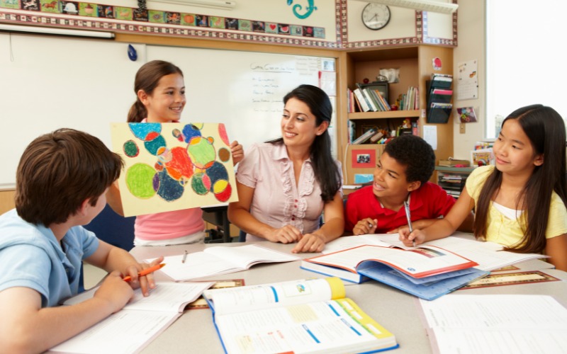 Một nhược điểm lớn của những người sở hữu vân tay AE là họ rất nhạy cảm và thường không tin tưởng ai nên cần học kỹ năng làm việc nhóm tạo niềm tin lẫn nhau