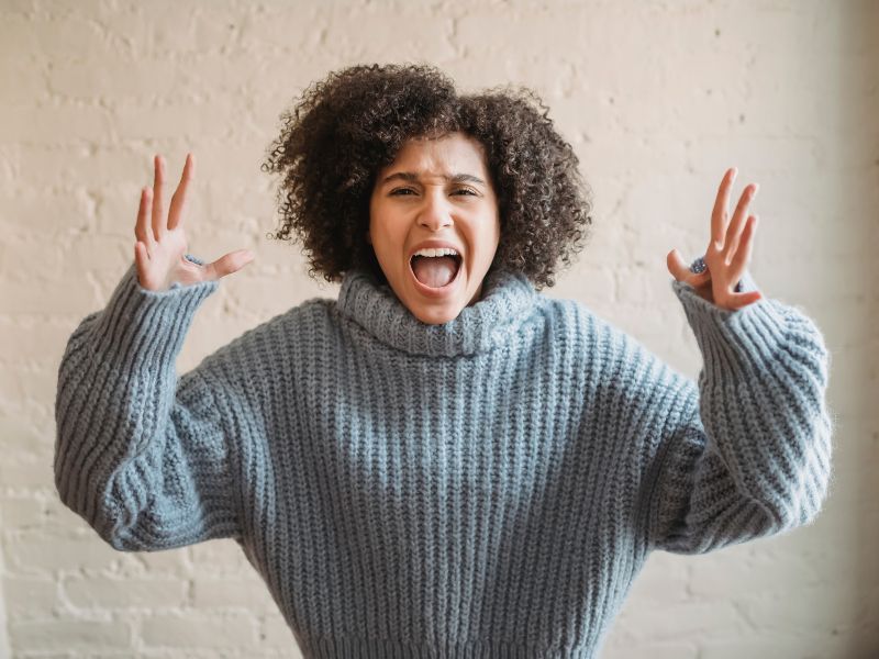 Khi cảm xúc bùng nổ, họ thể hiện như ngọn núi lửa, biểu cảm mạnh mẽ và dễ nổi giận