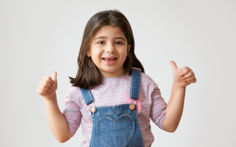 Trẻ sở hữu vân tay LF thường thiếu tự tin với những ý kiến đánh giá của mình nên hãy khích lệ con tự tin trình bày những quan điểm