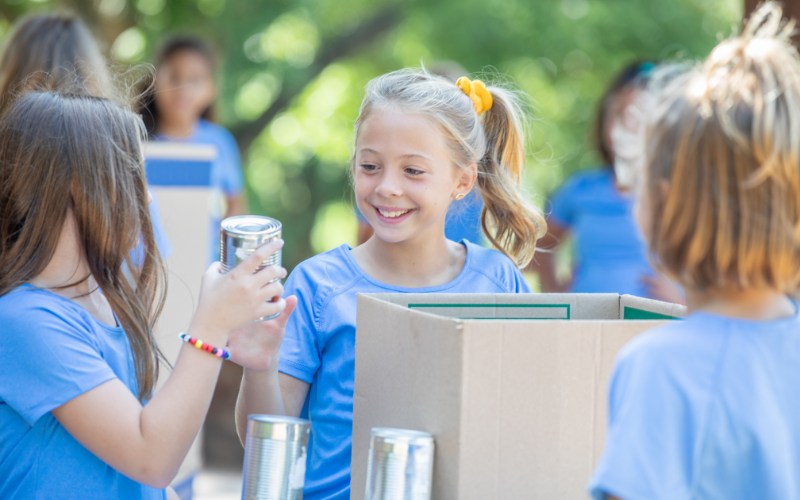 Bố mẹ cần cải thiện kỹ năng giao tiếp của con trẻ để con có thể tạo dựng được nhiều mối quan hệ tốt đẹp xung quanh