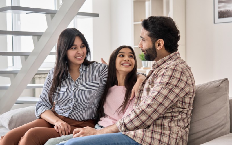 Bố mẹ giao tiếp với con một cách chân thành